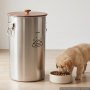 VEVOR 35L roestvrijstalen hondenvoerbak, ideaal voor woonkamer en keuken, met metalen handgrepen, siliconen ring, roestbestendig gepolijst oppervlak en luchtdicht deksel.