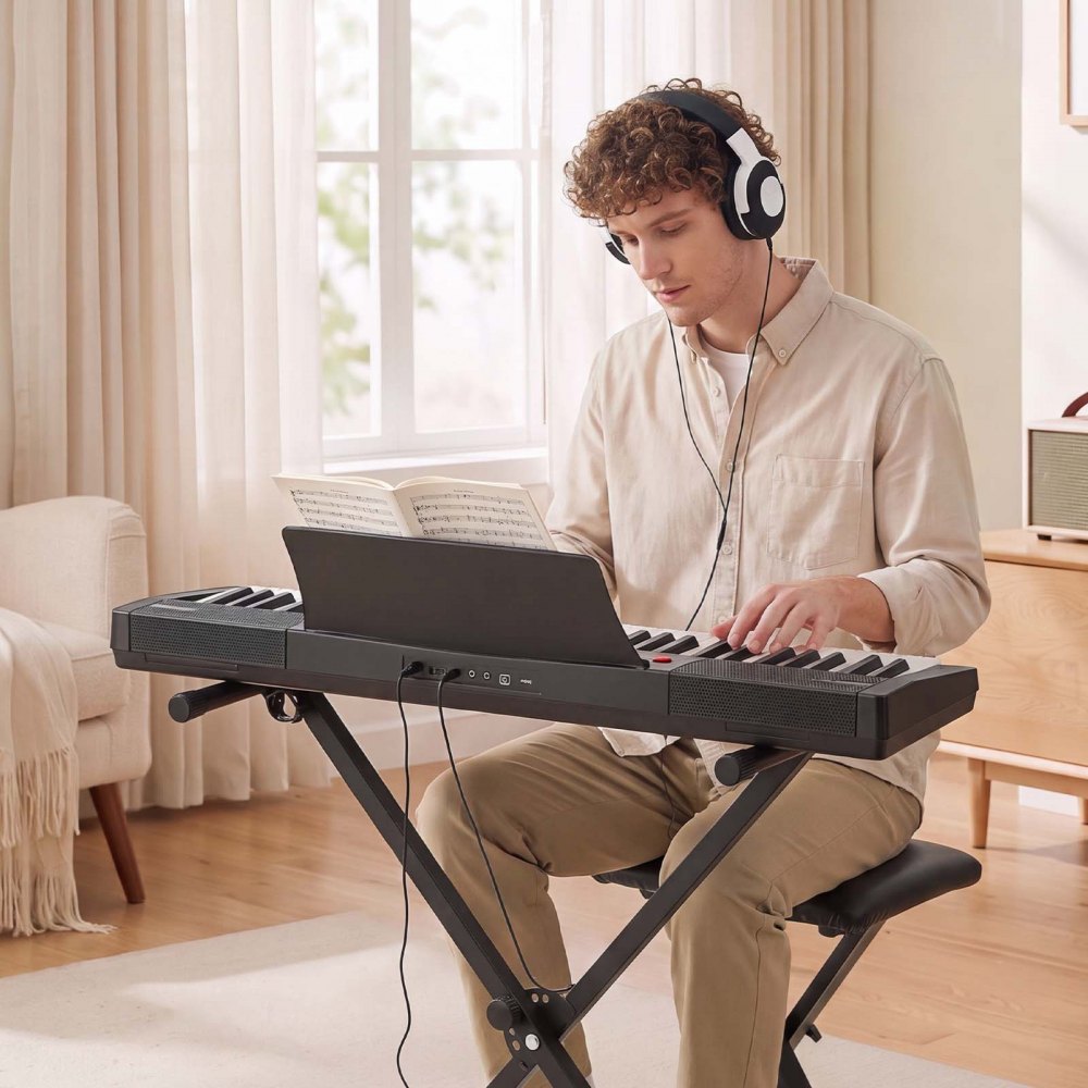 VEVOR Digitale Piano 61 toetsen, semi-gewogen elektrische piano met standaard en pianokruk, 128 klanken, 128 ritmes, HiFi stereoluidsprekers, 3,5 mm hoofdtelefoonaansluiting, sustainpedaal, USB/MIDI en lessenaar.