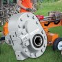 VEVOR hydraulische pomp op een houtklover in een bosrijk gebied.