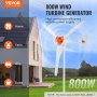VEVOR windturbinegenerator in een achtertuin naast een huis op een zonnige dag met pictogrammen voor huis, boerderij, campers en boten.