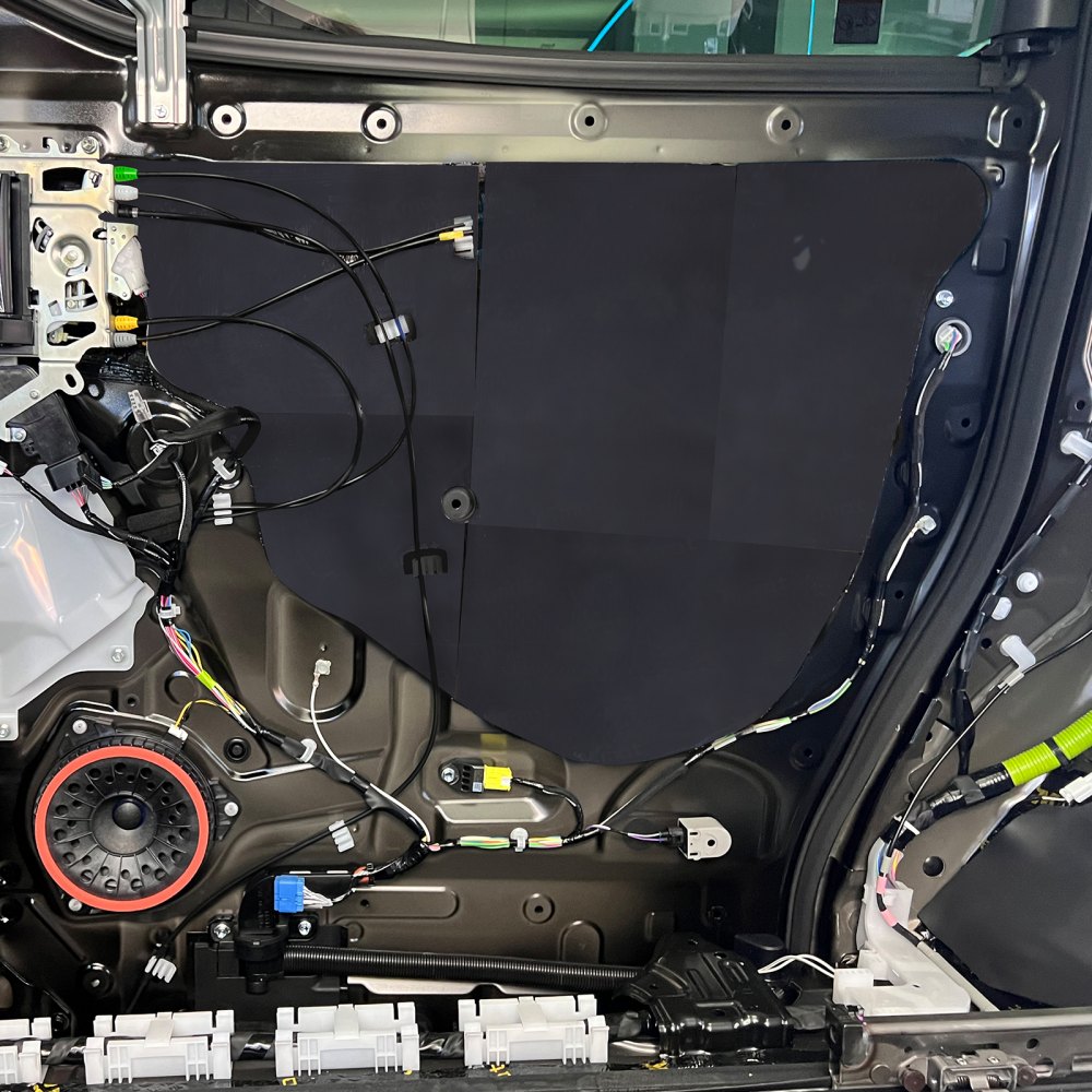 VEVOR Auto-isolatiemat 3,3 m² Geluidsdempende mat 399,8 x 8399,8 mm Voertuigisolatie 197 mil (5 mm) dik Tweelaags composietmateriaal Geluidsisolerende mat Geluidsbescherming Akoestische isolatie Geluidsisolatie 1x rol