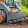 VEVOR skid steer bevestigingsplaat gemonteerd op oranje machines, werkend in een groen veld.
