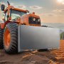 Oranje tractor met een VEVOR skid steer-bevestigingsplaat op een zandveld onder een zonnige hemel.