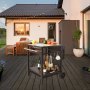 Buitenopstelling met groenten op een VEVOR-grilleetwagen bij een houten tafel en stoelen op een terras.