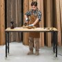 VEVOR Werkbank 1524 x 559 x 711-1030 mm, draagvermogen 907 kg, werktafel met stopcontact, wielen en ophangbord, robuuste werktafel met eikenhouten blad voor garage, werkplaats, kantoor en thuis