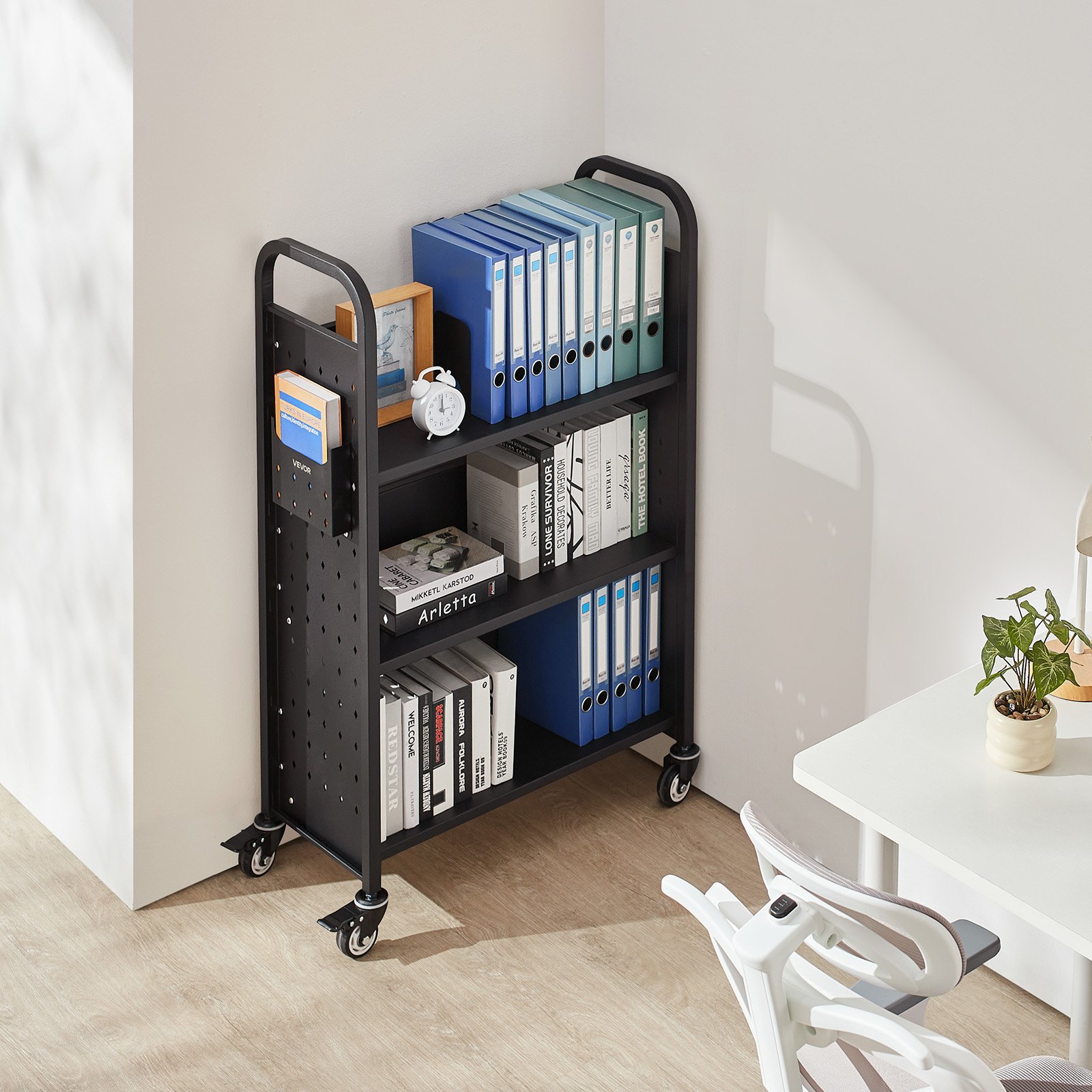 VEVOR Boekenwagen, draagvermogen 150 kg, Bibliotheekwagen, 77 x 38 x 122 cm, enkelzijdige L-vormige boekenplank met dubbele remwielen, Boekenplankwagen voor woonkamer, kantoor, school, zwart