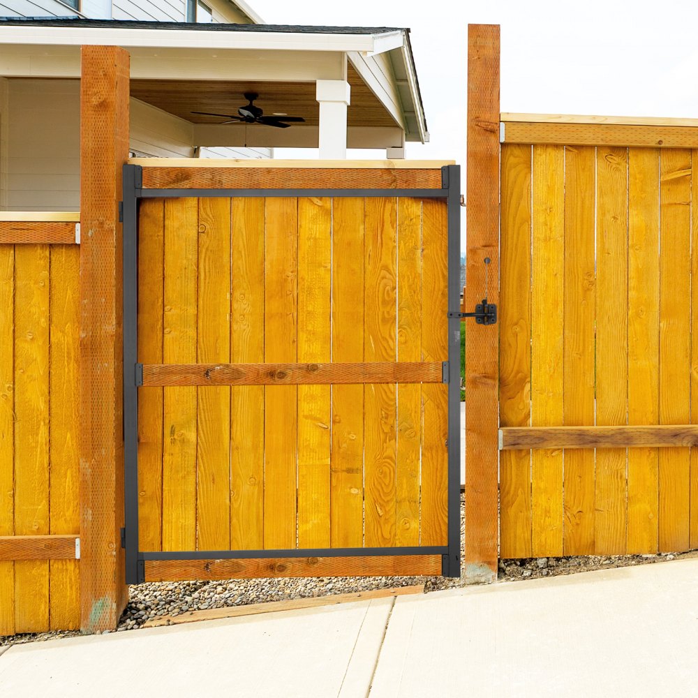 VEVOR poortset geschikt voor openingen van 152 tot 243 cm breed, verstelbare ijzeren poortframeset, anti-doorhang poortframeset met nachtschootslot en schroeven, voor houten hek, zwart