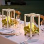 VEVOR 12-delige set, houten lantaarns, inclusief 12 houten lantaarnkaarshouders, 12 vlamloze LED-kaarsen en 12 eucalyptusbladkransen voor bruiloftstafels, feesten en boerderijdecoratie, wit