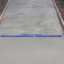 VEVOR Handmatige betonnivelleerder, 2438 mm, blauw, aluminiumlegering, met geïntegreerde waterpas en handgreep, nivelleergereedschap voor het egaliseren en nivelleren van wegen en vloeren.