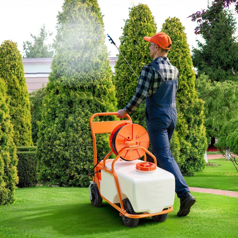 VEVOR gazonsproeier met wielen, instelbare druk 0–90 PSI, sproeier met 60 liter tank, met 8 sproeikoppen, 2 sproeistangen, deksel met brede opening voor tuinieren, onkruid wieden en sproeien.