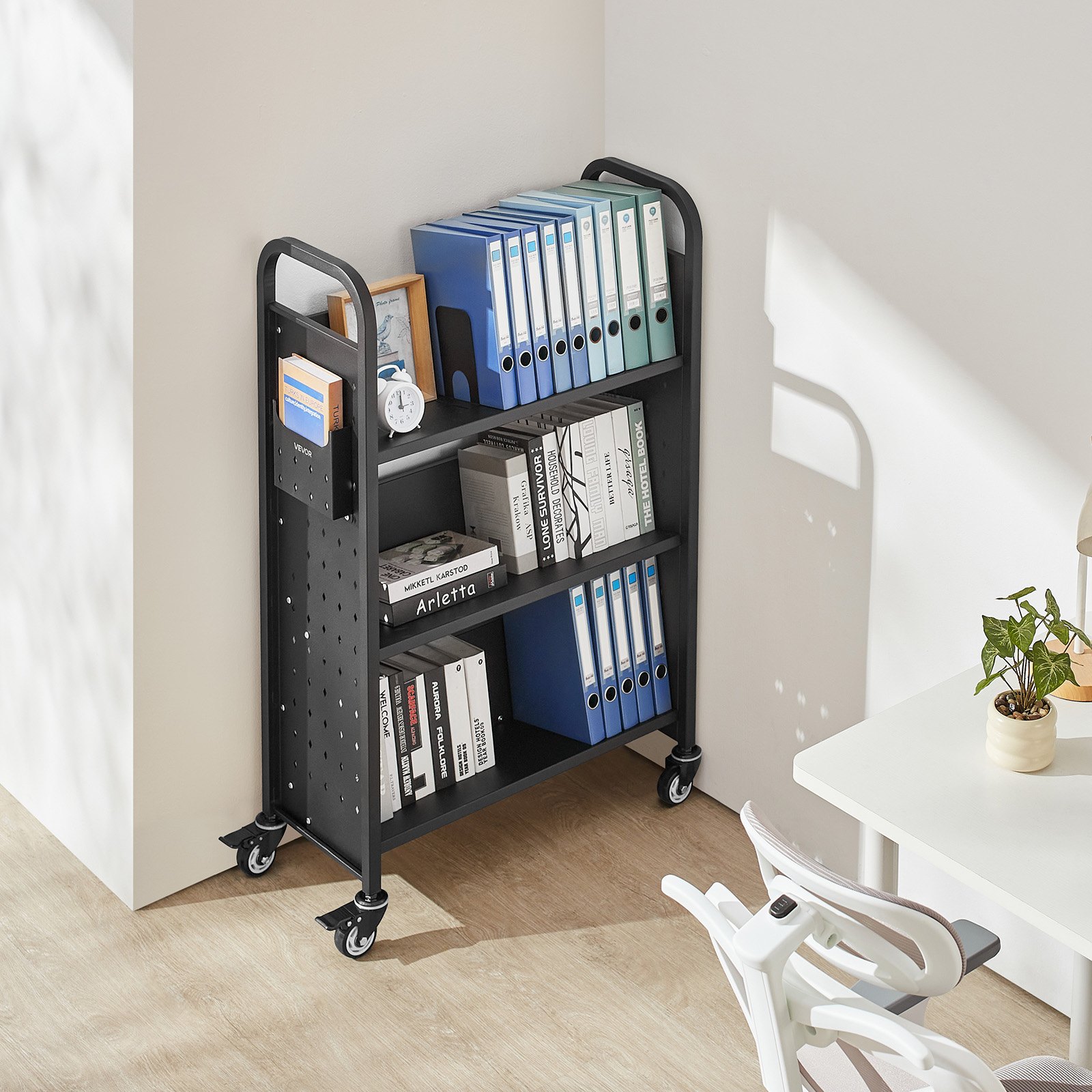 VEVOR Boekenwagen, draagvermogen 150 kg, Bibliotheekwagen, 77 x 38 x 122 cm, enkelzijdige V-vormige boekenplank met dubbele remwielen, Boekenplankwagen voor woonkamer, kantoor, school, zwart