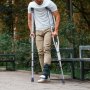 VEVOR Onderarmkrukken, 13-voudig in hoogte verstelbare onderarmkrukken, lichtgewicht aluminium krukken voor volwassenen en tieners - met zachte onderarmpad voor gehandicapten na beenblessures en operaties, 1 paar, 136 kg