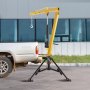 Gele hydraulische VEVOR-pick-upkraan bevestigd aan een witte vrachtwagen bij een modern gebouw.