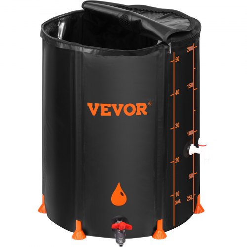 Een Vrouw Haalt Regenwater Uit De Regenton Met Een Gieter Stock Een Vrouw Haalt Regenwater Uit De Regenton Met Een Gieter Stock