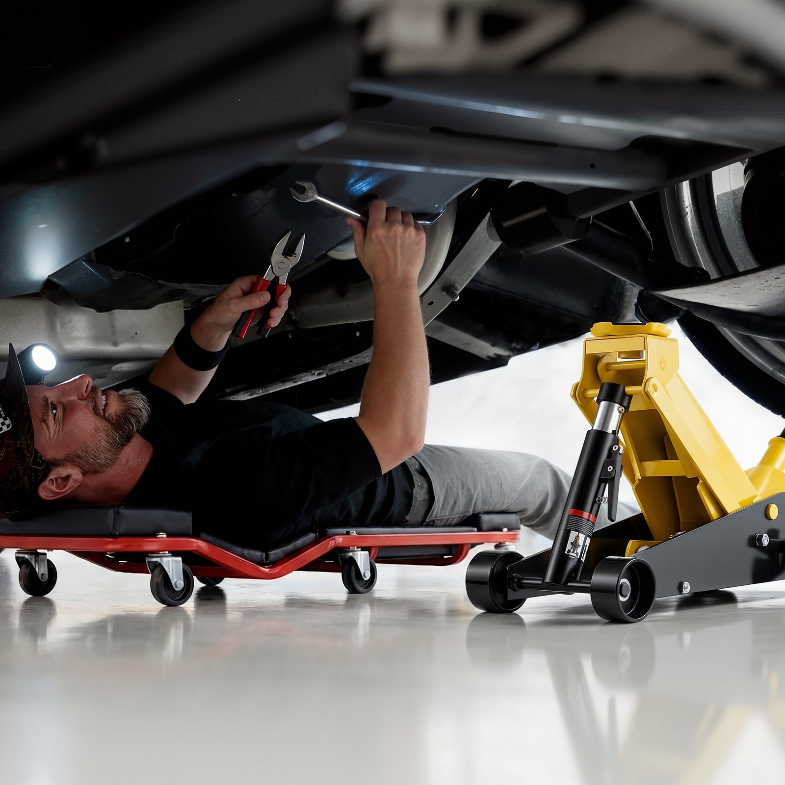 VEVOR hydraulische krik met een dagelijks hefvermogen van 3 ton, hydraulische krik met een hefhoogte van 130-500 mm, 125 mm rubberen steun en enkele cilinder, stalen autokrik met 360° mobiliteit voor auto's, SUV's, pick-ups en werkplaatsen.