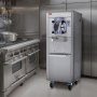 VEVOR commerciële ijsmachine, 18 liter/u output, enkele smaak ijsmachine met wielen, 6 liter roestvrijstalen cilinder, LED-paneel, automatische voorkoeling met reiniging, voor restaurantsnackbars