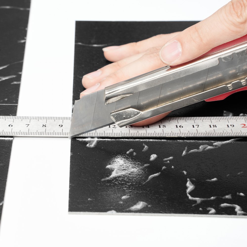 VEVOR Selvklebende Vinyl Gulvfliser 12 x 12 tommer, 50 fliser 1,5 mm tykke, selvklebende, svart marmortekstur, gjør-det-selv-gulv for kjøkken, spisestue, soverom og bad, enkelt for hjemmeinnredning
