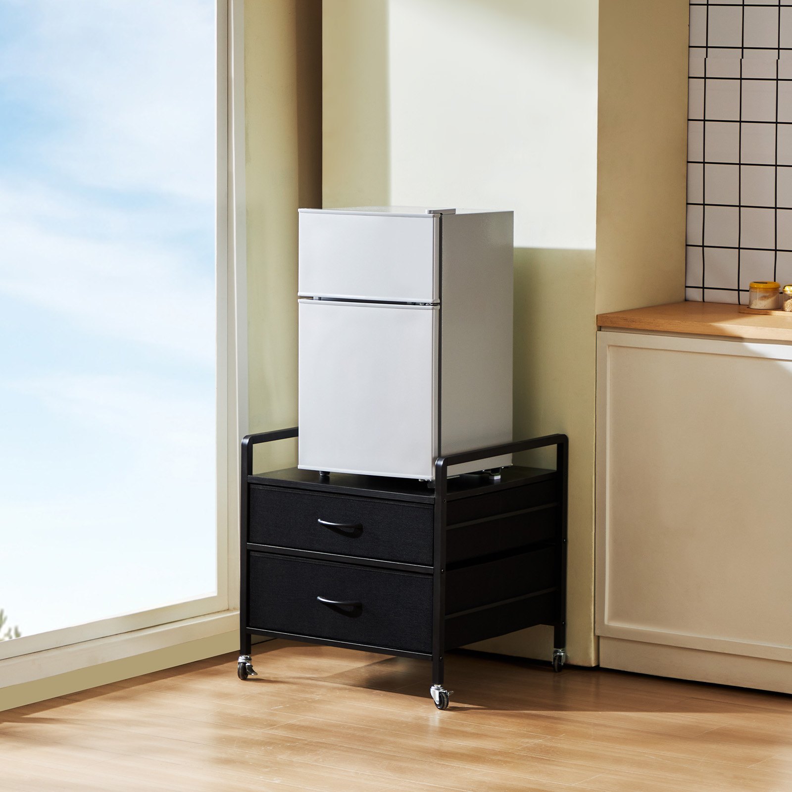 VEVOR Mini stojak na kółkach do lodówki, uchwyt na lodówkę o udźwigu 80 kg, stolik pod mini lodówkę z 2 szufladami i 4 kółkami obrotowymi, mobilna półka na lodówkę do akademika, mieszkania lub biura, kolor czarny