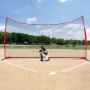 łapacz baseballowy ćwiczący przed bramką VEVOR w słoneczny dzień na boisku baseballowym.