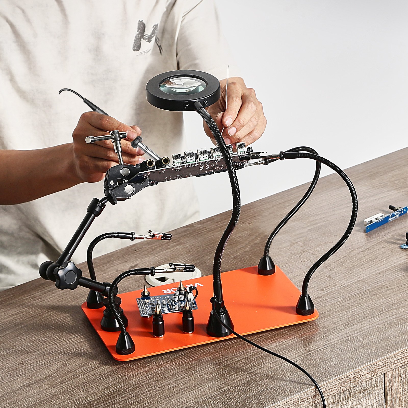 VEVOR Soldering Aid Third Hand, magnetyczna stacja lutownicza z 3-krotną lampą powiększającą LED, 4 uchwytami na płytki drukowane i uchwytem na pistolet na gorące powietrze 360 ​​stopni, stacja bazowa do napraw, rękodzieła i hobby