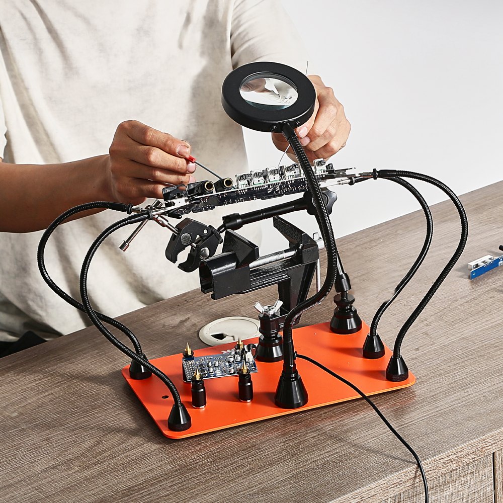 VEVOR Soldering Aid Third Hand, magnetyczna stacja lutownicza, 4-ramienne narzędzie ręczne z imadłem, 3-krotną lampą powiększającą LED, 4 uchwytami na płytki PCB i uchwytem na pistolet na gorące powietrze 360 ​​stopni