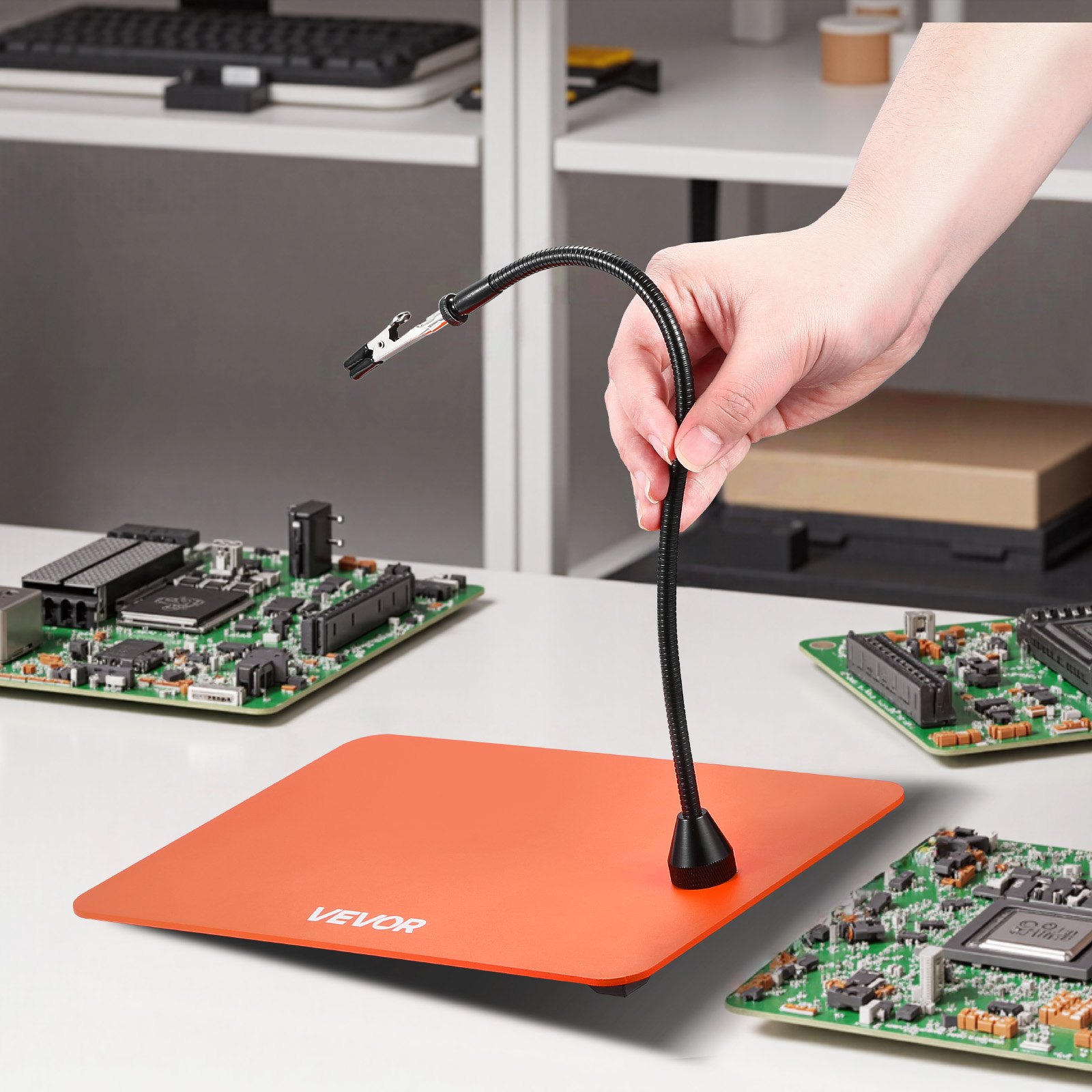 VEVOR Soldering Aid Third Hand, magnetyczna stacja lutownicza, 4 elastyczne ramiona, z 6 uchwytami na kolumny PCB i uchwytem na pistolet na gorące powietrze 360 ​​stopni, pomocna dłoń do napraw elektronicznych, 279 x 178 x 3 mm