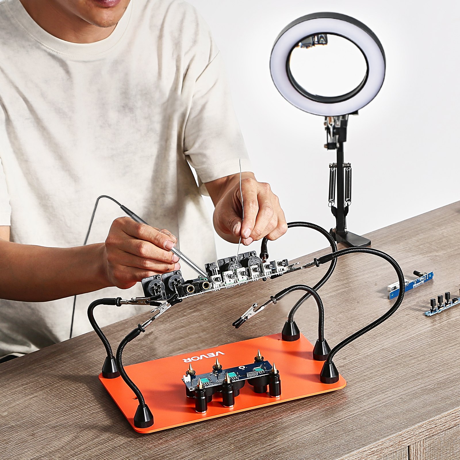 VEVOR Soldering Aid Third Hand, magnetyczna stacja lutownicza, narzędzie lutownicze 2 w 1 z 3-krotną lampą powiększającą LED i 5 elastycznymi ramionami, 6 uchwytami na płytki drukowane, stacja bazowa do napraw elektronicznych