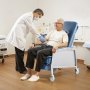 Fotel medyczny VEVOR z 3 pozycjami odchylenia, fotel Geri z 4 kółkami, miękkim siedziskiem i wyjmowaną tacką, idealny do szpitala, domu opieki i opieki domowej