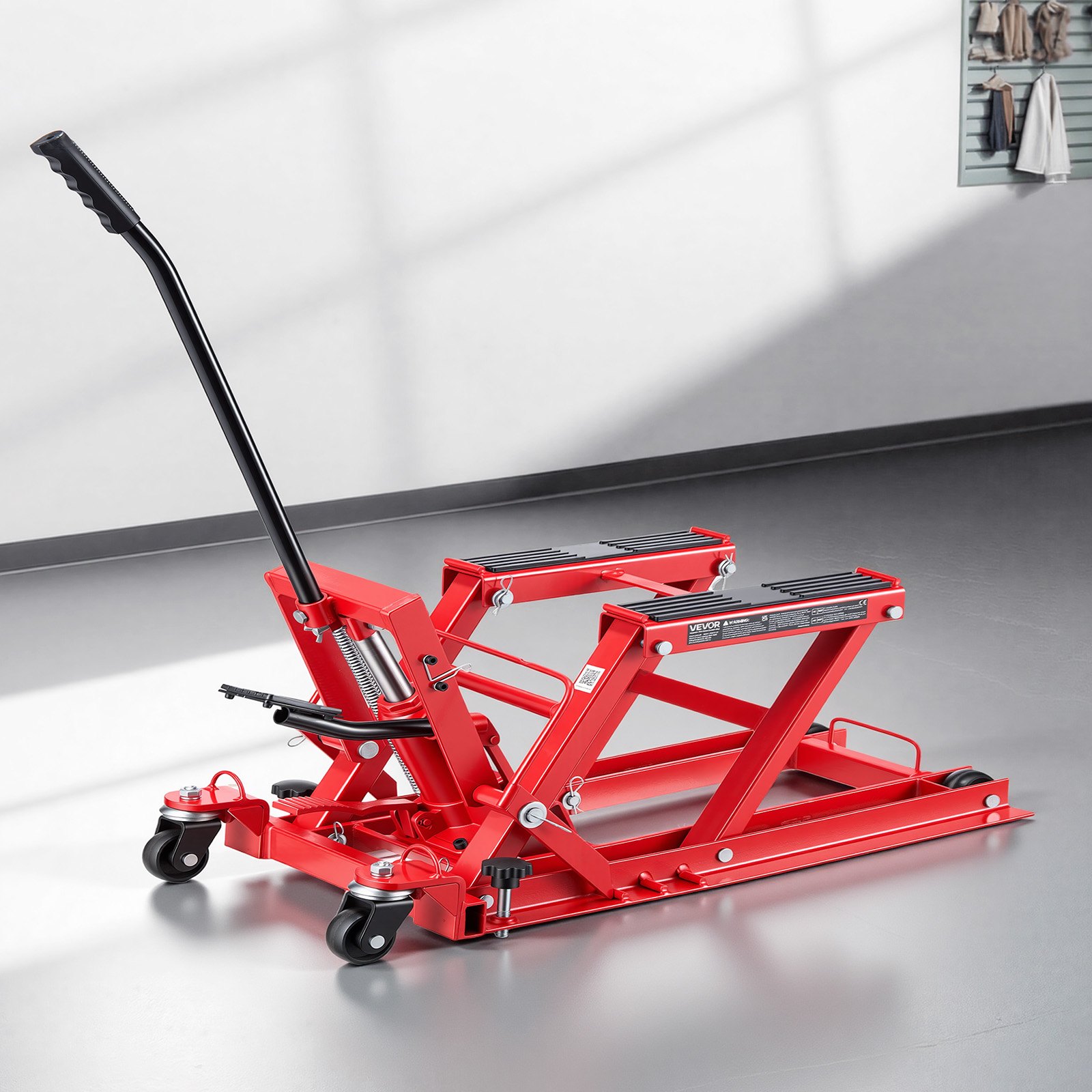 Podnośnik hydrauliczny do motocykli VEVOR, do 680 kg, regulowana wysokość 115–385 mm, platforma podnosząca z 4 kołami i sterowaniem nożnym, idealny do quadów, motocykli terenowych i motocykli ulicznych, kolor czerwony