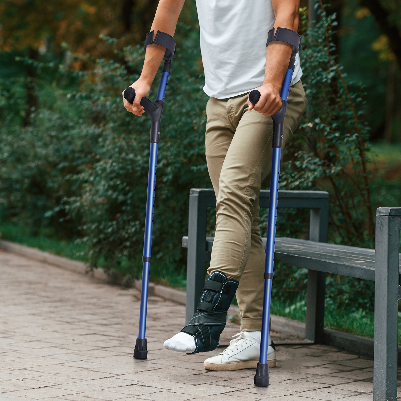 Kule ortopedyczne VEVOR dla dorosłych, 11-poziomowe kule z regulacją wysokości i 4-poziomowym górnym mankietem, lekkie aluminiowe kule ortopedyczne dla osób niepełnosprawnych po urazach nóg i operacjach, 1 para (350 funtów)