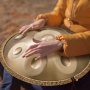 Bęben VEVOR Handpan, 55 cm, 9-tonowy bęben stalowy, 432 Hz, d-moll, z plecioną ochroną krawędzi, 2 młotkami i futerałem, instrument perkusyjny o trwałym kolorze do profesjonalnych występów