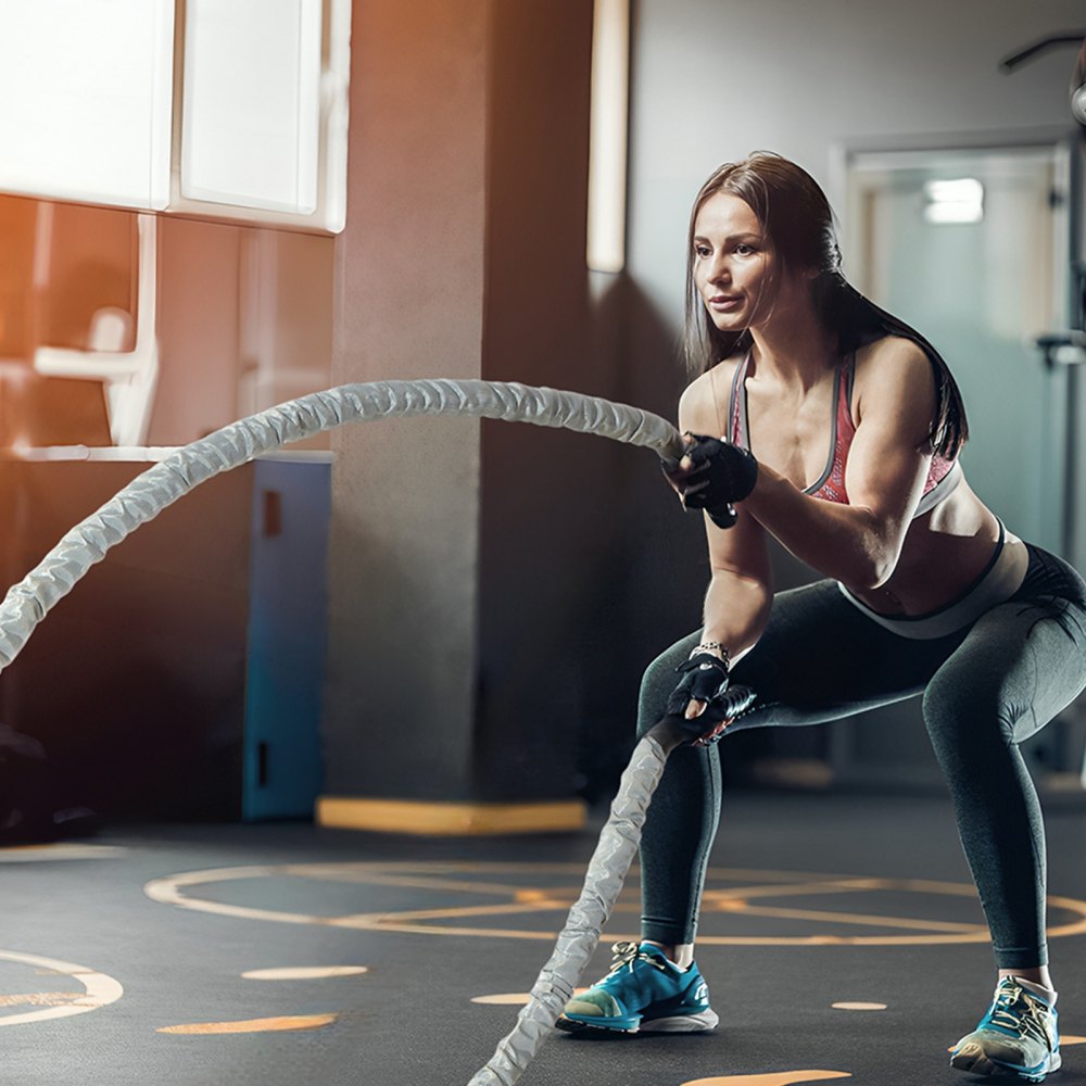 Lina treningowa VEVOR Battle Rope, średnica 1,5 cala, długość 30 stóp, poliestrowa lina treningowa, sprzęt do treningu bojowego z osłoną ochronną i kotwicą, wytrzymała lina do ćwiczeń w domowej siłowni, trening wzmacniający mięśnie korpusu, kolor szary