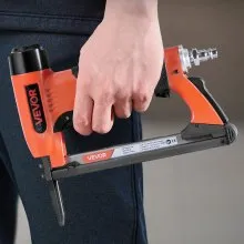 VEVOR Pneumatic Staple Gun, 22 Gauge Long-Nose Upholstery Stapler for 71 Series Fine Wire Staples 3/8-inch Crown 1/4"-5/8" Length, Max 180PCS Loading Air Staple Gun for Upholstering, Woodworking, DIY
