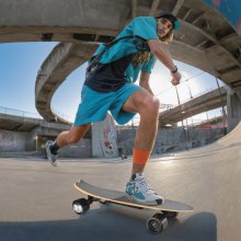 VEVOR Skateboard électrique avec télécommande, vitesse maximale de 13,7 mph et portée maximale de 7,5 miles, longboard à 3 vitesses de réglage, conception de poignée de transport facile, adapté aux adultes et aux adolescents débutants