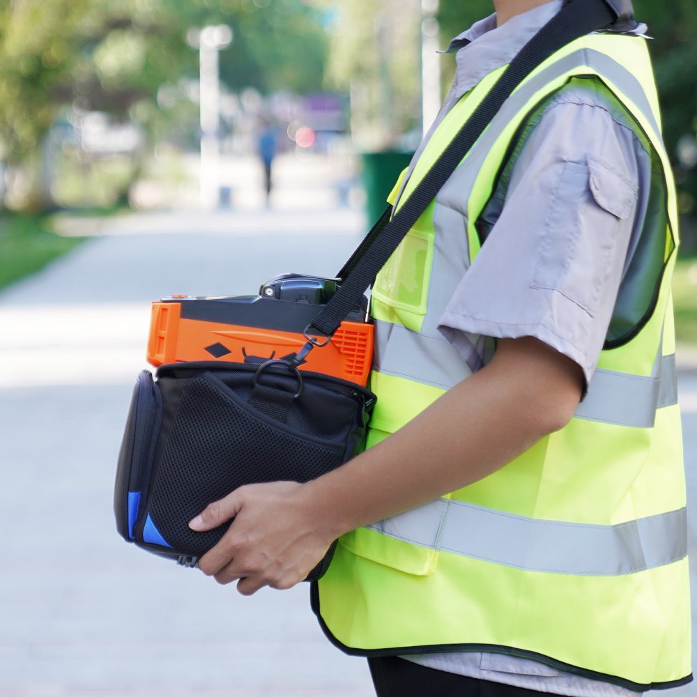 VEVOR Fiber Fusion Splicer 4 Motors, Clad Alignment Fiber Optic Fusion Splicer Kit with 4" Digital LCD Screen, 3 in 1 Optical Fiber Holder, Auto Focus Optical Fiber Cleaver Kit 9s Splicing 9-25s Heating