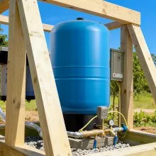 VEVOR 30-Gallon Vertical Well Pressure Tank, Pre-Charged Pressurized Water Tank for Well Pumps, Heavy-Duty Carbon Steel Water Storage Container for Home, School, Farm & Irrigation Systems