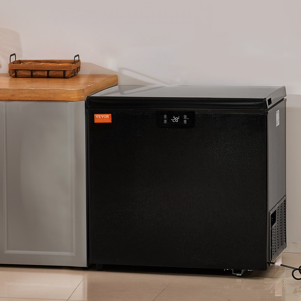 Congelador horizontal VEVOR negro junto a una encimera de madera en un entorno de cocina moderno.