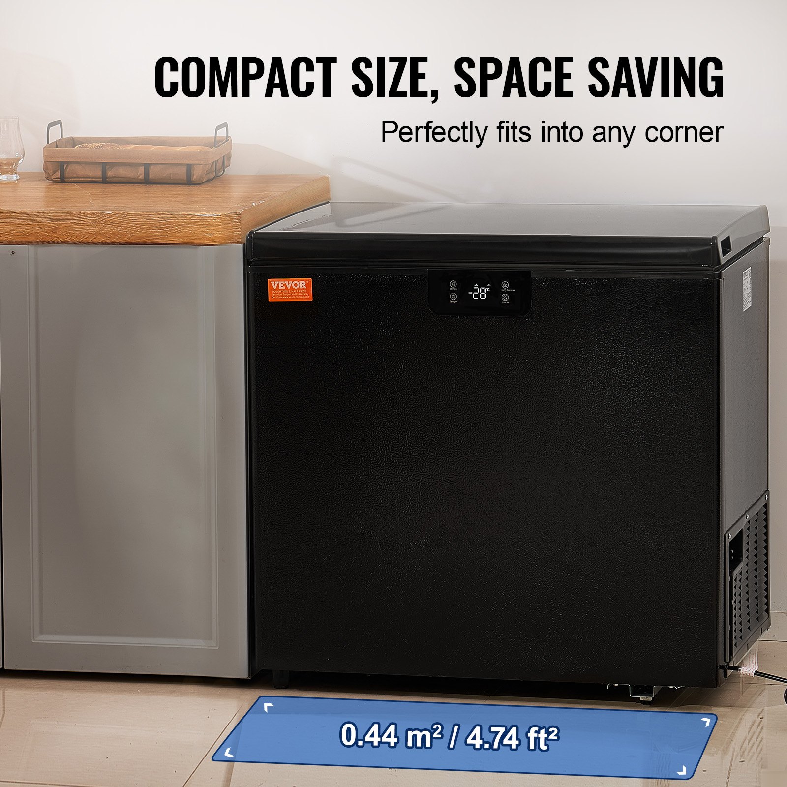 Congelador horizontal VEVOR en color negro, tamaño compacto que cabe debajo de un mostrador de madera, diseño que ahorra espacio.