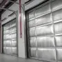 VEVOR Rollo de aislamiento reflectante doble, barrera radiante de tejido perforado, 0,15 mm, 122 cm x 76,2 m, lámina de aluminio de doble cara, aislamiento térmico para ventanas y techos de autocaravanas.