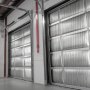 VEVOR Rollo de aislamiento reflectante doble, barrera radiante de aluminio de doble cara, 6 mm, 122 cm x 30 m, escudo reflectante de calor con burbujas de aire de doble capa, rollo de aislamiento térmico para puertas de garaje, ventanas y techos de vehículos recreativos.