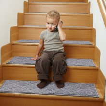 VEVOR schodišťové stupně, protiskluzový koberec na schodiště 9" x 28", vnitřní schodišťový běhoun pro dřevěné schůdky, protiskluzový koberec podložky na schodiště s měkkým okrajem pro děti starší a psy, 15 ks, šedá