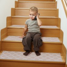 VEVOR schodišťové stupně, protiskluzový koberec na schody 9" x 28", vnitřní schodišťový běhoun pro dřevěné schůdky, protiskluzový koberec podložky na schodiště s měkkým okrajem pro děti starší a psy, 15 ks, světle hnědá