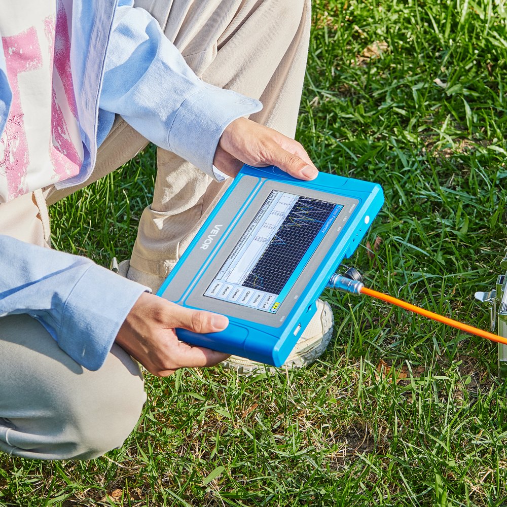 VEVOR Underground Water Detector, Up to 492ft (150m) Pro Underground Water Detection Locator, 7" Touchscreen Auto Mapping Well Detector Explorer with Multi-Frequency Measurement, 8GB Card, Carry Case