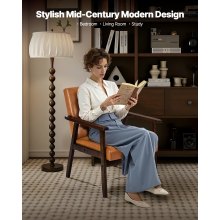 Sillón moderno de mediados de siglo con acento de cuero sintético y estructura de madera maciza.