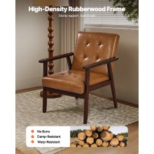 Sillón moderno de mediados de siglo con acento de cuero sintético y estructura de madera maciza.