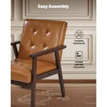 Sillón moderno de mediados de siglo con acento de cuero sintético y estructura de madera maciza.