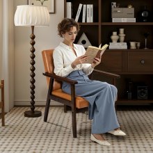 Sillón moderno de mediados de siglo con acento de cuero sintético y estructura de madera maciza.