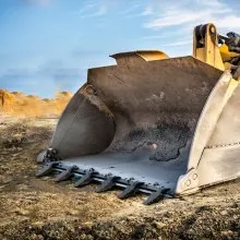 VEVOR Bucket Tooth Bar, 48'', Heavy Duty Tractor Bucket 6 Teeth Bar for Loader Tractor Skidsteer, 4560 lbs Load-Bearing Capacity Bolt On Design, for Efficient Soil Excavation and Bucket Protection