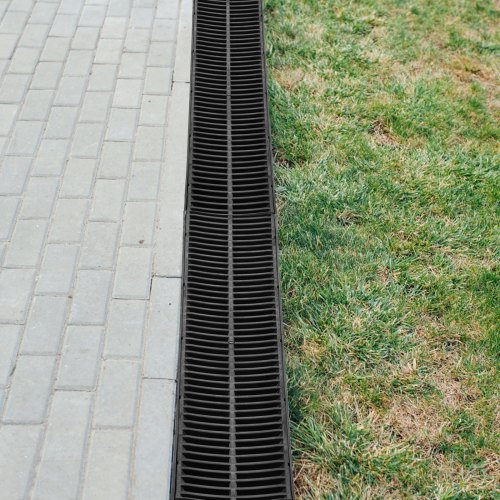 VEVOR Trench Drain System, Channel Drain with Plastic Grate, 5.8x5.2-Inch HDPE Drainage Trench, Black Plastic Garage Floor Drain, 6x39" Trench Drain Grate, With 6 End Caps, For Garden, Driveway-6 Pack