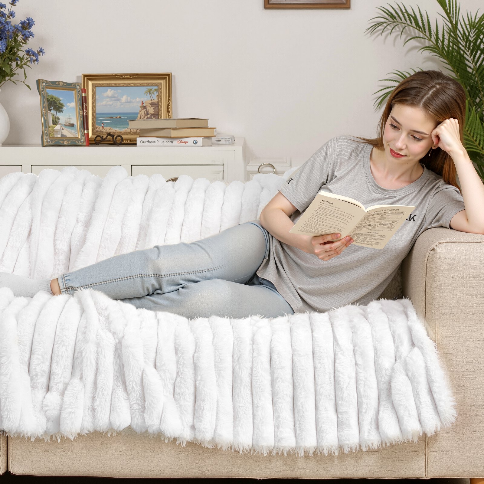 VEVOR Throw Blanket, 50 x 60 Inches / 1270 x 1524 mm, Faux Fur Cozy Throw Blankets, Cute Small Fuzzy Throws, Lightweight Super Soft Bed Blanket, Ideal for Couch, Sofa, Bedroom, White